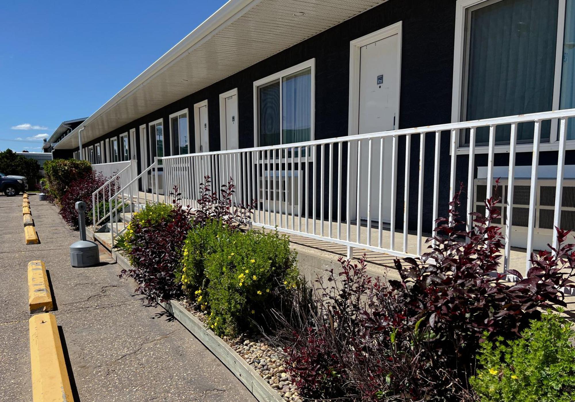 Coast Swift Current Hotel Экстерьер фото